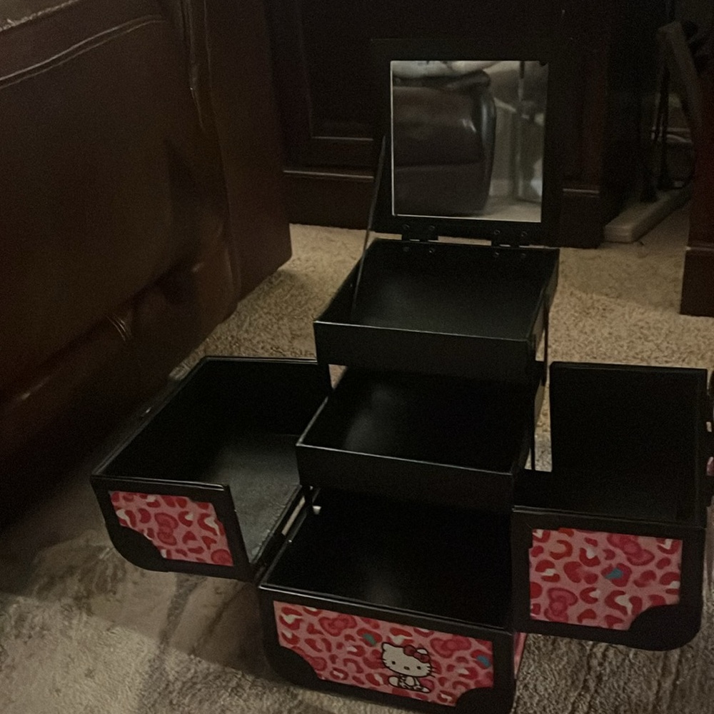 Hello Kitty Make Up Box - Picture 2 of 6